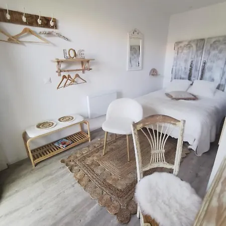 Bed & Breakfast Au Poeme Du Chene, Petit Espace Privatif Intime De 16m2, Calme, Parking Gratuit
