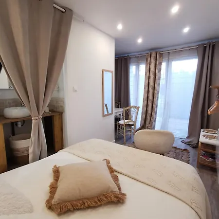 Au Poeme Du Chene, Petit Espace Privatif Intime De 16m2, Calme, Parking Gratuit Bed & Breakfast Basse-Goulaine